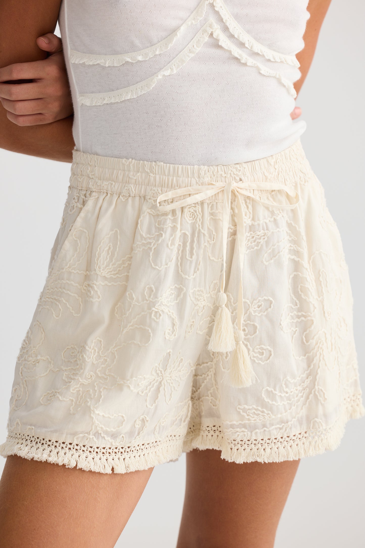 CHANTILLY SHORT NATURAL EMBROIDERY