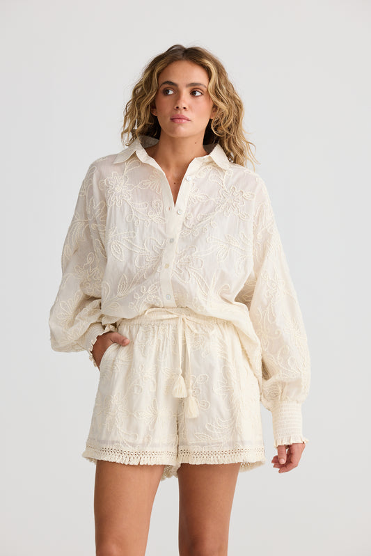 CHANTILLY SHORT NATURAL EMBROIDERY