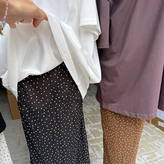 White One Shoulder T blk spot