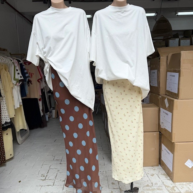 WHITE TEE/BROWN BLUE POKA DOT