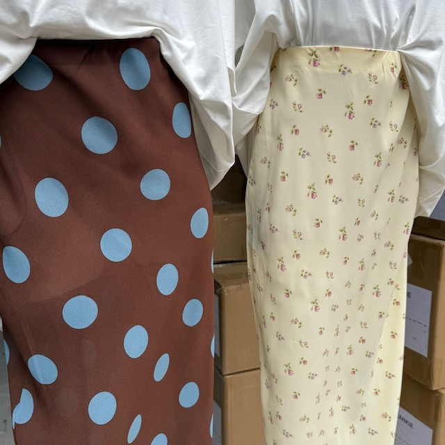 WHITE TEE/BROWN BLUE POKA DOT