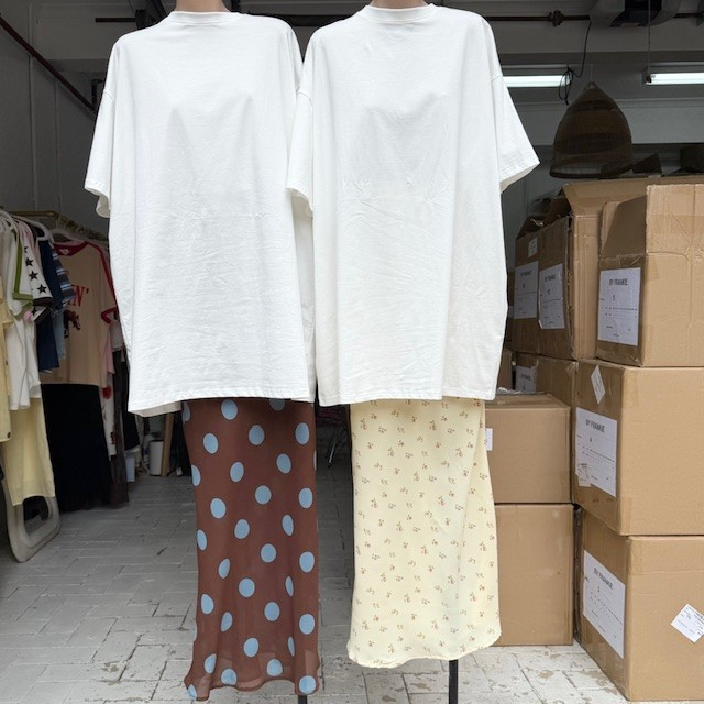 WHITE TEE/BROWN BLUE POKA DOT