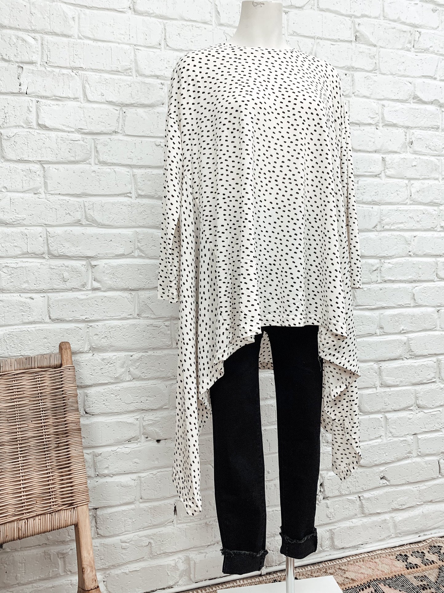 BOLD SWING BASIC - WHITE WITH BLACK SPOT